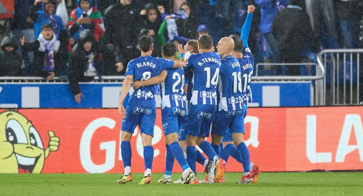 El Alavés celebra la continuidad de Luis García ganando el duelo más descafeinado de la jornada
