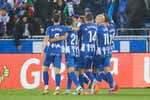 El Alavés celebra la continuidad de Luis García ganando el duelo más descafeinado de la jornada