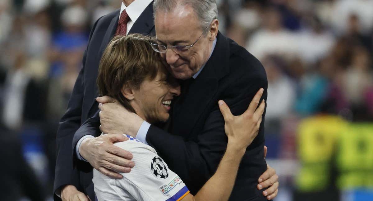 Modric y Florentino Pérez se abrazan tras conquistar la decimocuarta Champions del Real Madrid. /EFE