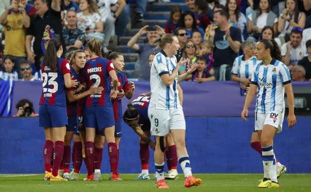 La desesperación de la Real Sociedad tras encajar otro gol ante el Barça.  EFE