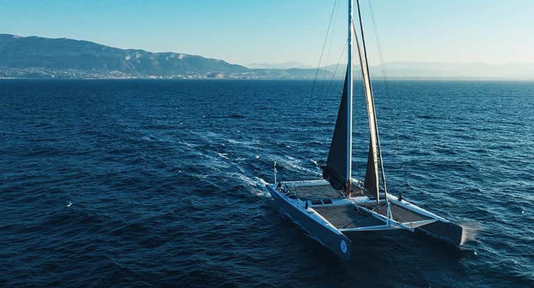 El espectacular velero con el que Álex Pella ha batido el récord de la vuelta a Menorca.