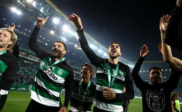 Adán celebra el título de Liga con sus compañeros y la afición del Sporting.  Sporting Clube.