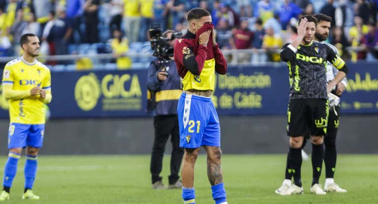 Los jugadores del Cádiz, tras consumarse el descenso.