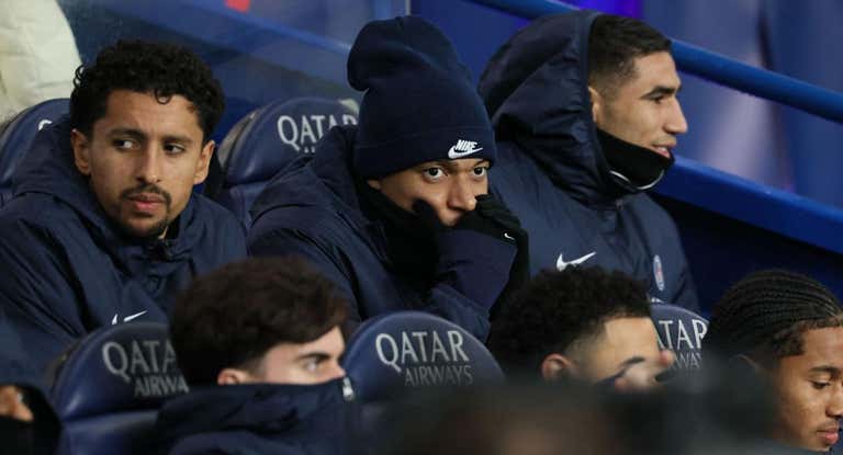 Mbappé, en el banquillo durante un partido.