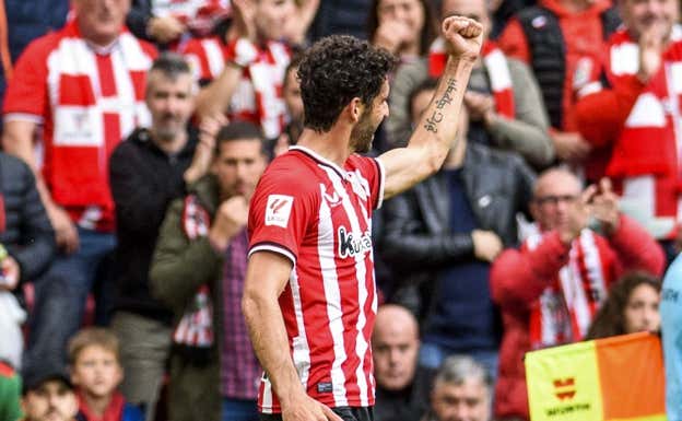 Raúl García celebra su gol ante el Sevilla. EFE