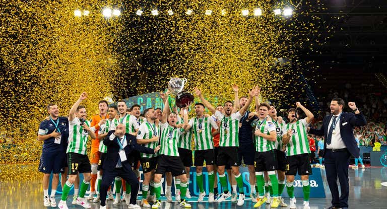 El Real Betis Futsal celebra la consecución de la Copa del Rey, el primer título nacional de la historia de la sección verdiblanca.