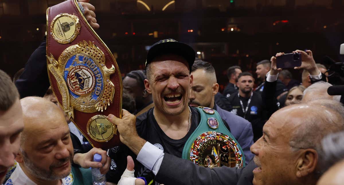 Olek Usyk celebra su victoria sobre Tyson Fury.