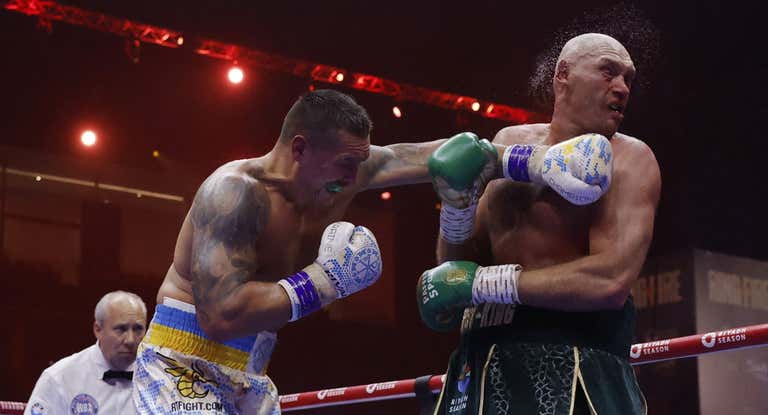 Olek Usyk golpea a Tyson Fury durante su combate en Arabia Saudí.