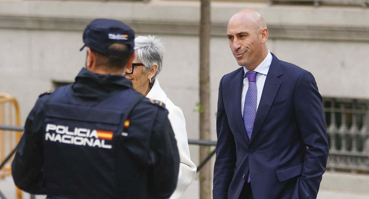 El expresidente de la RFEF, Luis Rubiales, comparece en la Audiencia Nacional para recoger la notificación del procedimiento abreviado. /EFE/ Rodrigo Jimenez