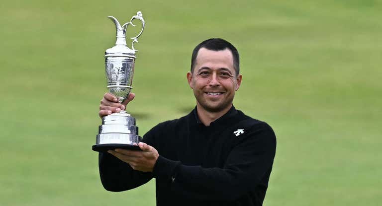 Xander Schauffele levanta el trofeo como campeón del British Open.