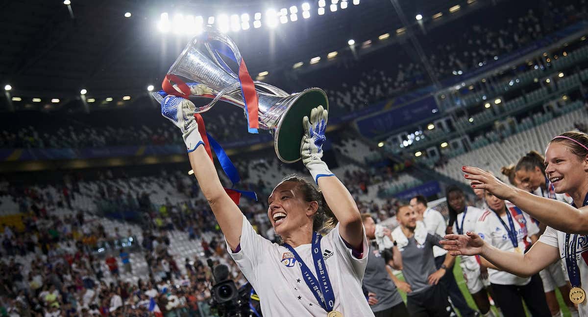 Tiane Endler levanta la última Champions conquistada por el Lyon ante el Barça. /Getty