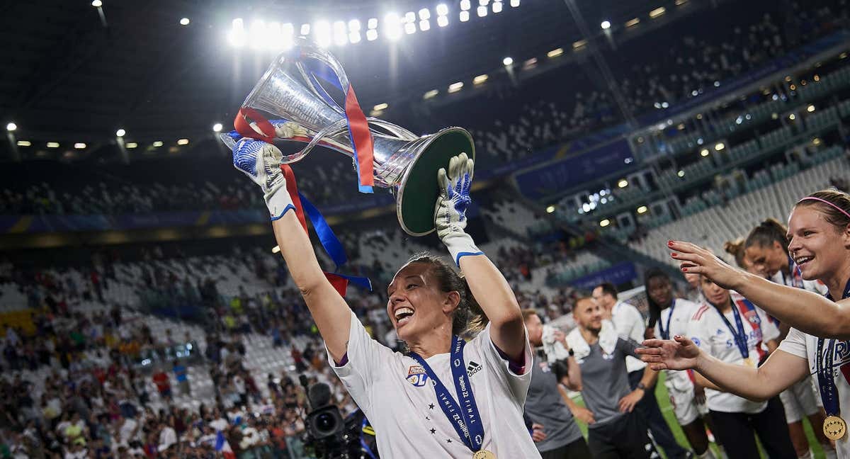 Tiane Endler levanta la última Champions conquistada por el Lyon ante el Barça.