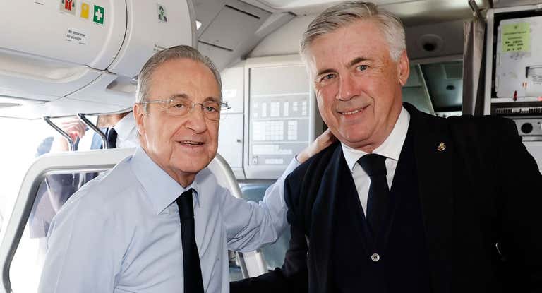 Florentino Pérez y Carlo Ancelotti, en el avión a París, para la disputa de la última final.