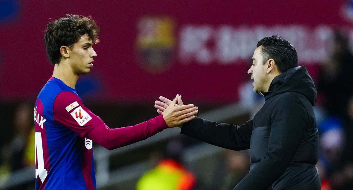 Xavi saluda a Joao Félix.