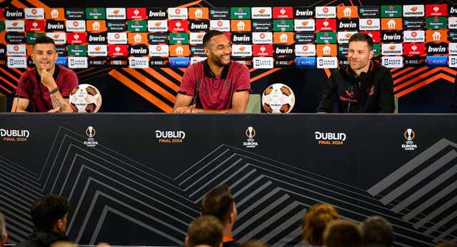 El disparo de Xabi Alonso antes del entrenamiento y una rueda de prensa que no pareció de una final