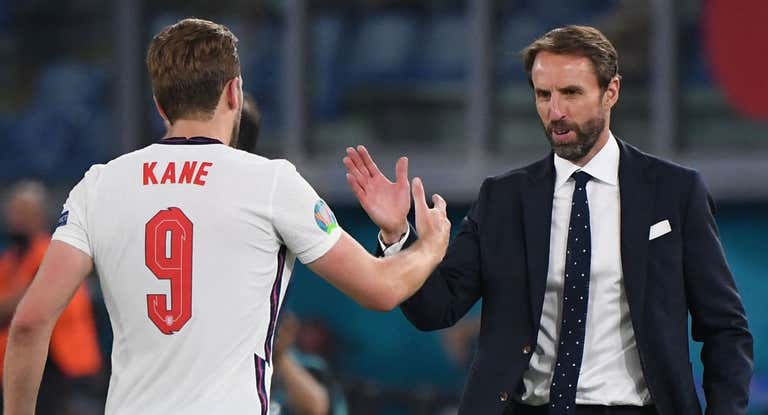 Gareth Southgate recibido a Harry Kane tras ser sustituido.