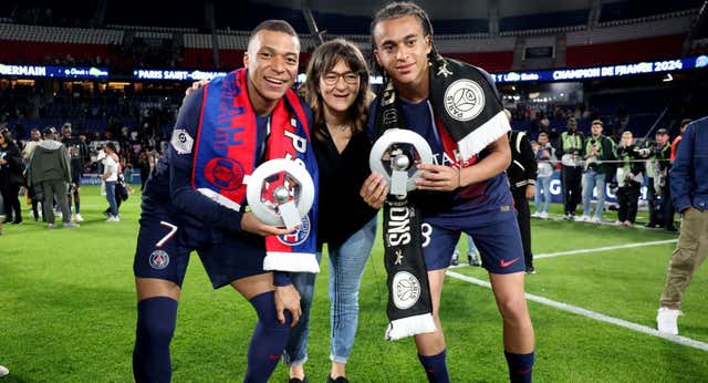 La madre de Mbappé agita la megacena de despedida del PSG delatando el futuro de su hijo: ‘Creo que tú ya lo sabes’