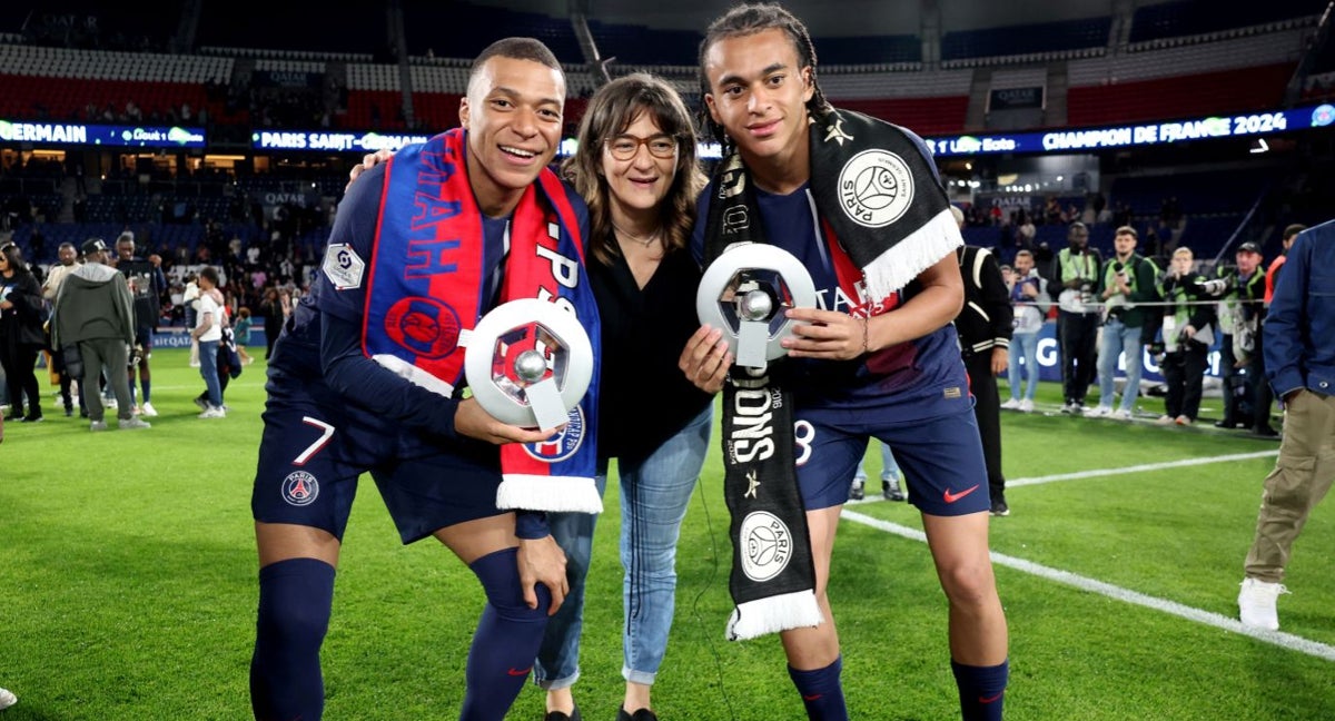 Kylian Mbappé, con su hermano y su madre.