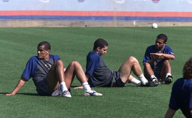 Geovanni con Simao y Rivaldo en un entrenamiento.  AGENCIAS