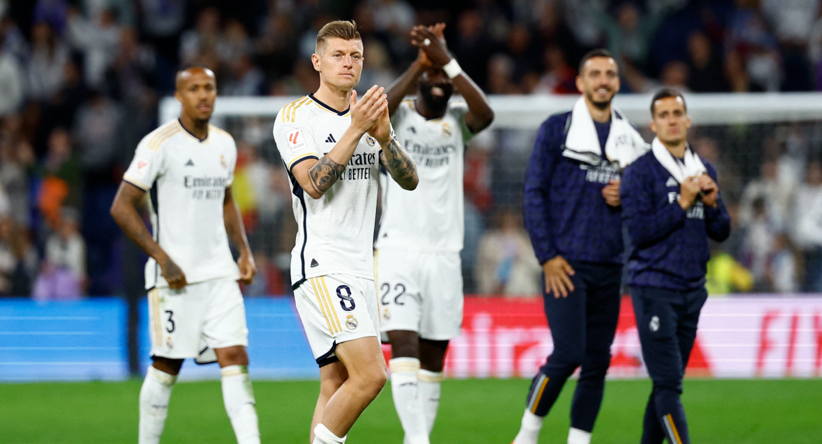 Kroos aplaude a la grada junto a sus compañeros.