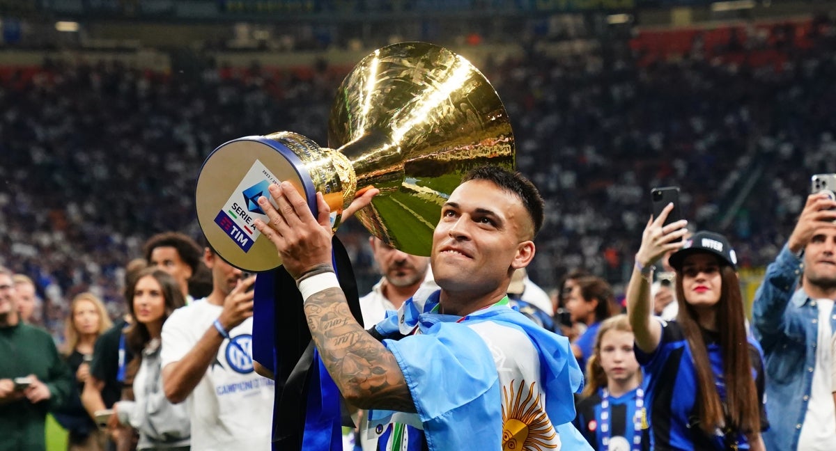 Lautaro Martínez levantando el Scudetto con el Inter.