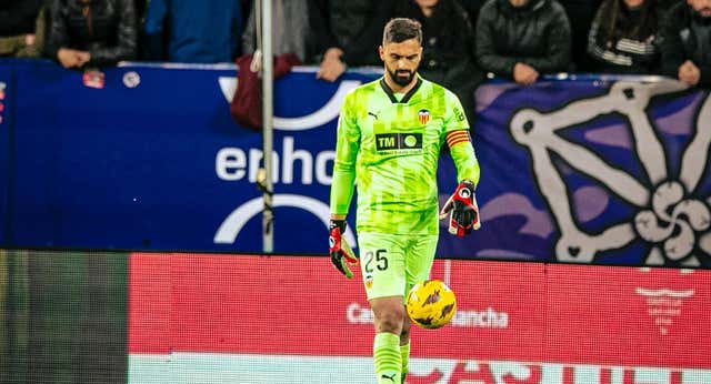 El Newcastle estrecha el cerco por Mamardashvili… pero el Valencia pide más