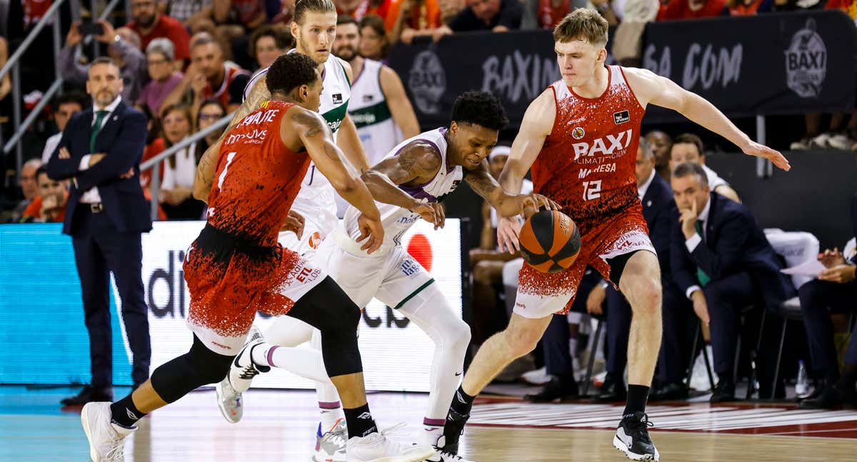 Tyson Carter controla el balón ante la defensa del BAXI Manresa