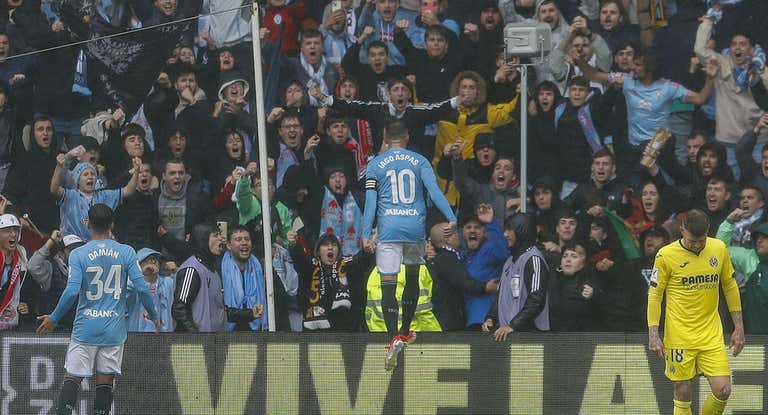 Iago Aspas celebra un gol con la afición del Celta.