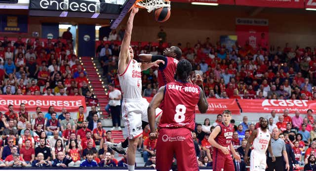 Jovic, Pradilla y Brandon Davies evitan el descalabro de Valencia Basket y fuerzan el tercer partido