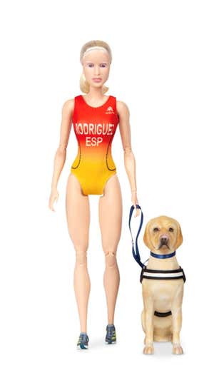 Susana Rodríguez y su perro guía Yellow en su versión 'Barbie' . MATTEL
