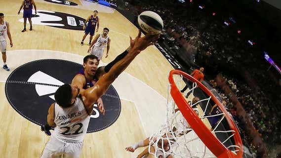 Willy Hernangómez contra Edy Tavares, esta temporada. /ACB PHOTO/E. COBOS