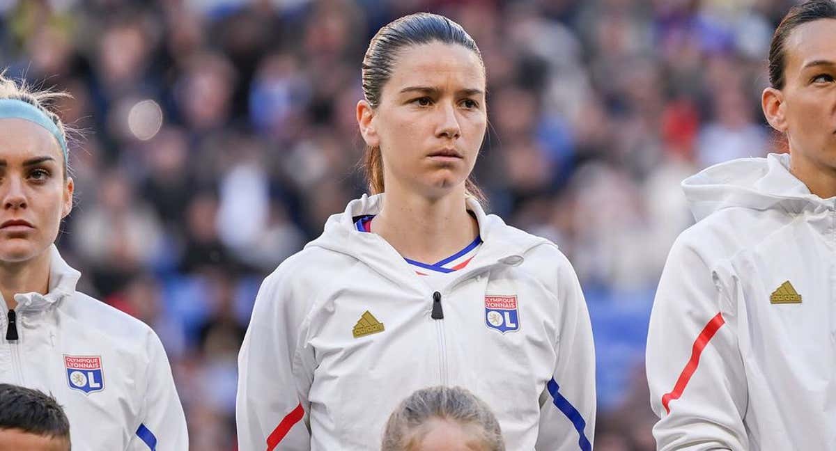 Damaris Egurrola durante los himnos en la semifinal.