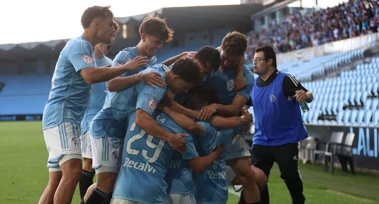 Los jugadores del Celta Fortuna celebran un gol este curso.