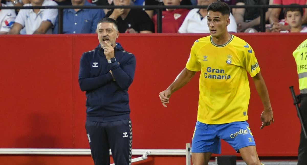 García Pimienta da instrucciones a sus jugadores en el Ramón Sánchez-Pizjuán./ABC