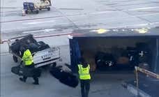 Un equipo de golf graba y viraliza el maltrato a sus palos en un aeropuerto: «¡Oh, dios mío, los están lanzando al suelo!»