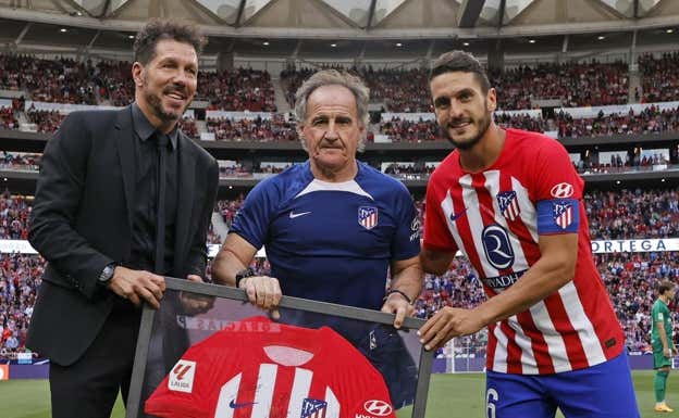 Simeone y Koke, junto al Profe Ortega en el homenaje que recibió en el Metropolitano.  Atlético de Madrid
