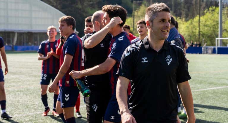 Jokin Aranbarri, tras conseguir el ascenso con el Vitoria, filial del Eibar.