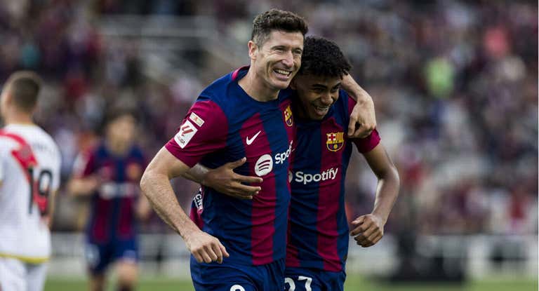 Lewandowski y Lamine celebran el 1-0 contra el Rayo.