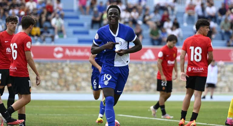 Omar Janneh celebra su gol.