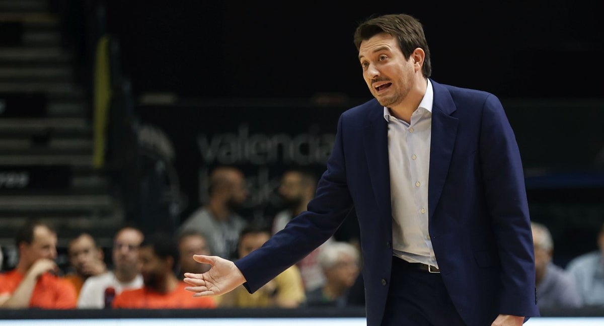 Xavi Albert da indicaciones desde el banquillo de Valencia Basket.