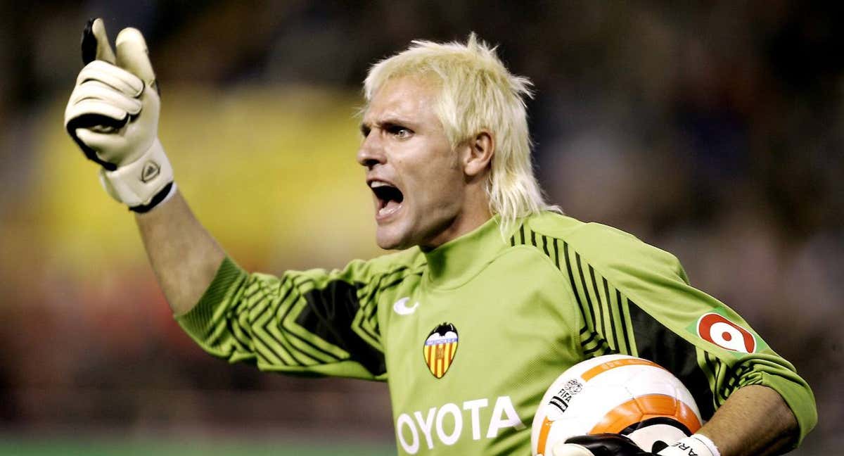 Cañizares, durante un partido con el Valencia./Agencias