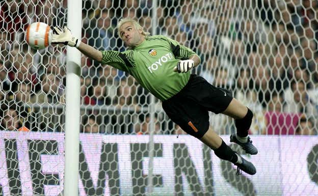 Cañizares parando un balón durante una visita al Bernabéu. Agencias