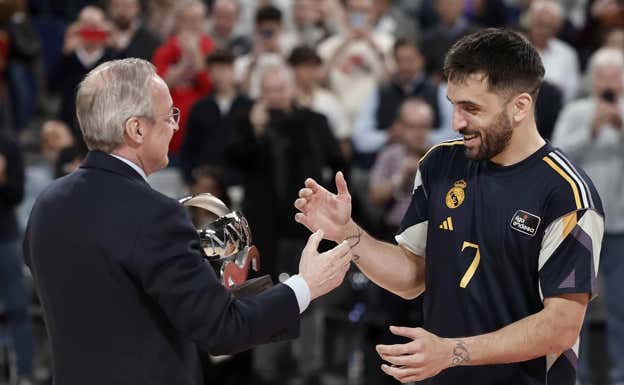 Campazzo recibe el MVP de la ACB de manos de Florentino. Efe