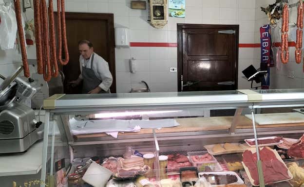 Garmendia, en su carnicería.  RELEVO