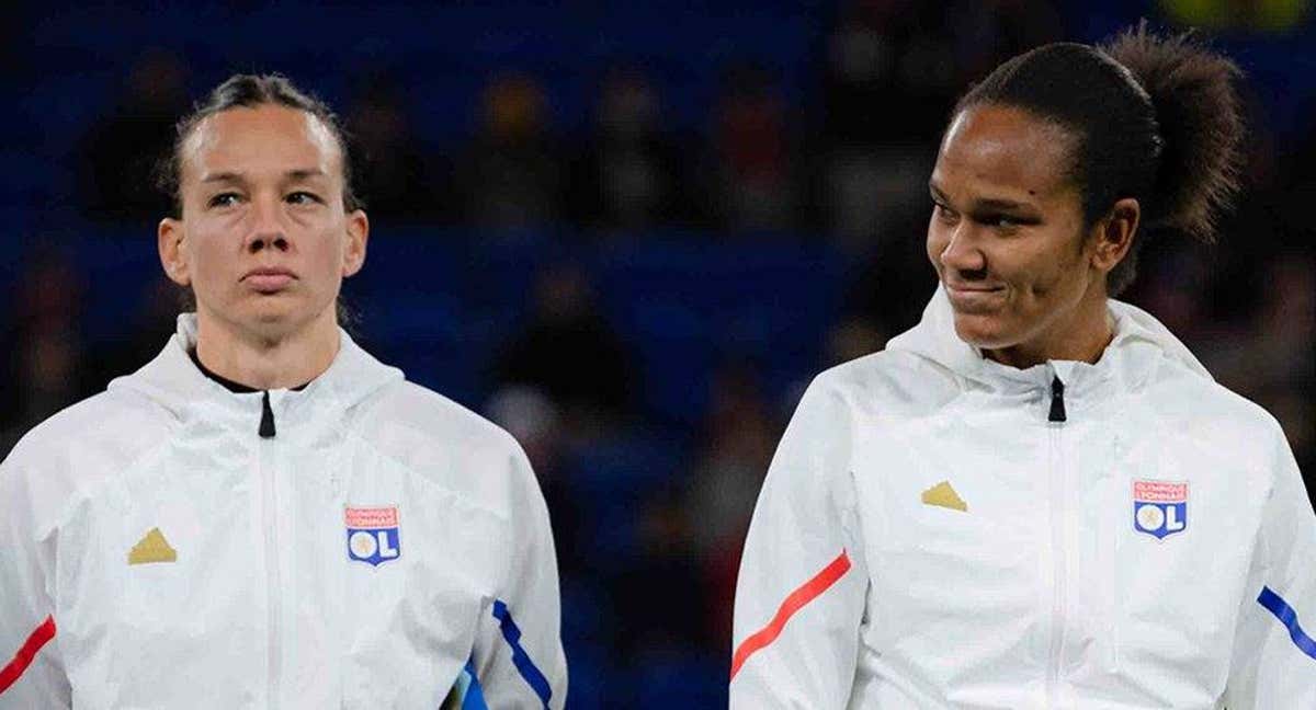 Endler y Renard, jugadoras del Lyon, durante un partido de Champions.