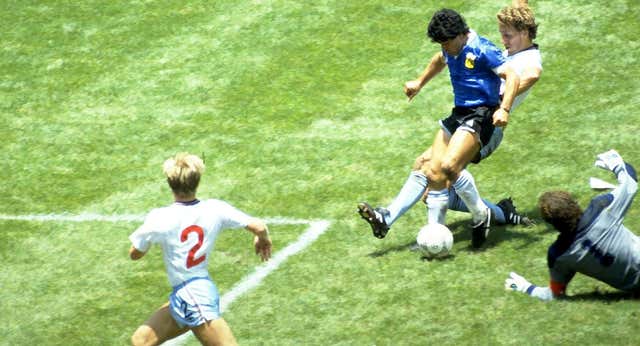 Los hijos de Maradona intentan frenar la subasta del Balón de Oro de México 86