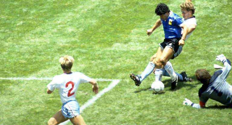 Maradona, durante el partido ante Inglaterra en el Mundial de México 86.