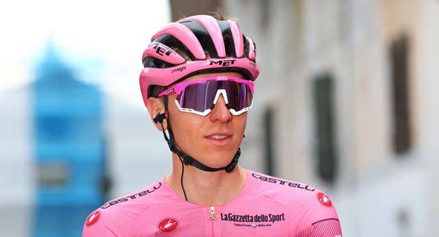 Pogacar se desquicia con las denuncias en Strava durante el Giro: «¿Quién c*** me ha reportado?»