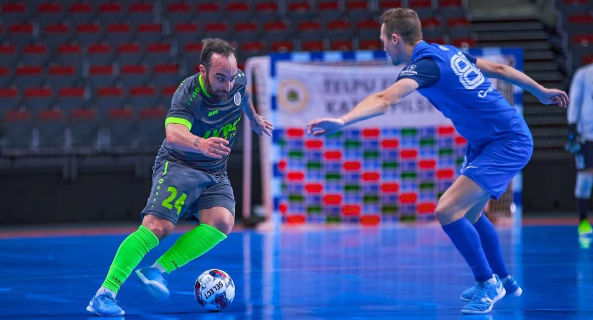 Ricardinho controla un balón en la final ante el RFS Futsal.