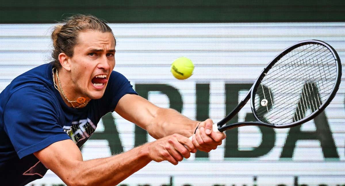 Alexander Zverev golpea un revés durante un entrenamiento en Roland Garros. /Matthieu Mirville/ZUMA Press Wire/dpa